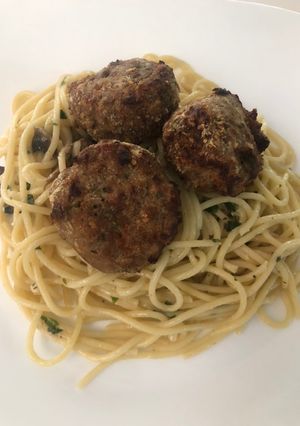 Una foto de Albóndigas con base de spaghetti en salsa de champiñones
