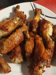 Una foto de Alitas de pollo al ajillo