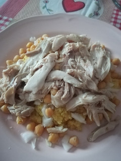 Una foto de Cus cus con garbanzos, cebolleta y pollo