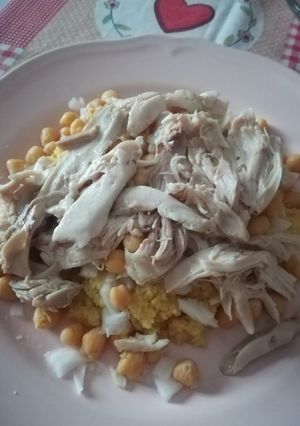 Una foto de Cus cus con garbanzos, cebolleta y pollo