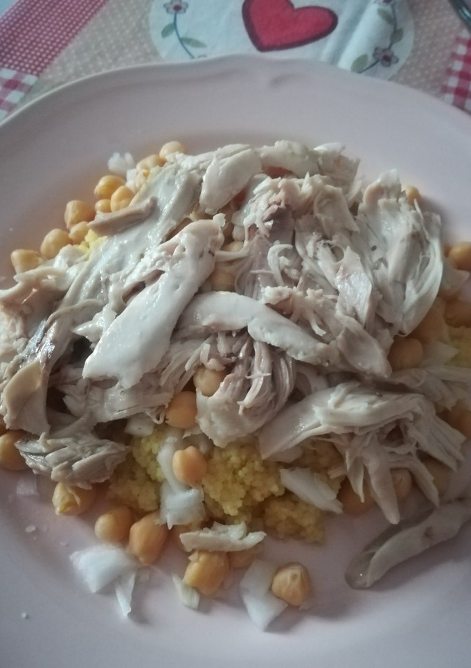 Una foto de Cus cus con garbanzos, cebolleta y pollo