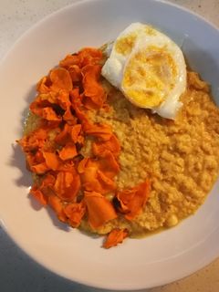 Vöröslencse főzelék, tükörtojással, édesburgonya chipsel 🥘 recept fotója