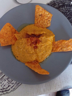 Una foto de Hummus de zanahoria y cebolla