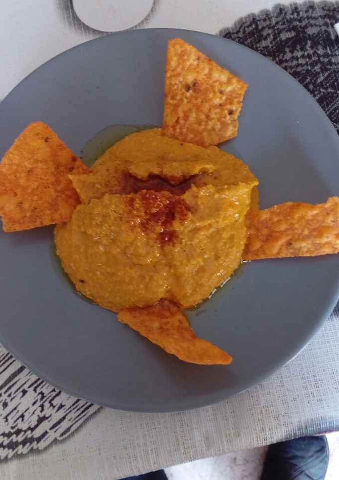 Una foto de Hummus de zanahoria y cebolla