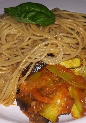 Una foto de Espaguettis integrales con verduras