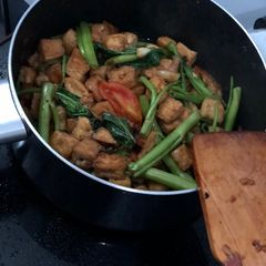 A picture of Kangkong topu with oyster sauce.