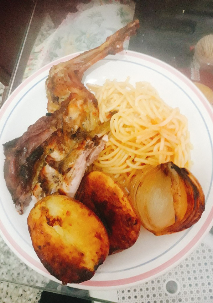 Una foto de Conejo al horno con papas y acompañado con tallarines