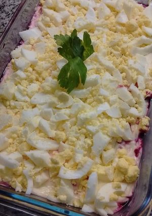Una foto de Ensalada de remolachas rallada con huevo