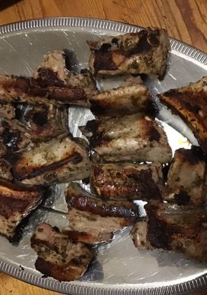Une photo de Travers de porc marinés algues citron soja grillés à la plancha