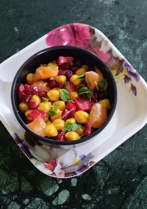 A picture of Chana/Chickpeas Salad (for kids).