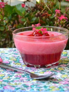 Una foto de Postre de gelatina y yogur🤓