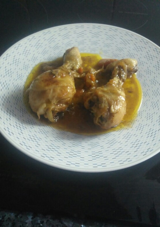 Una foto de Muslos de pollo en salsa