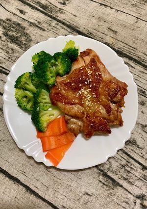 香煎雞腿排佐花椰菜 的食譜成品照片