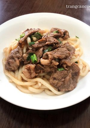 Hình của món Udon xào bò kiểu Nhật.