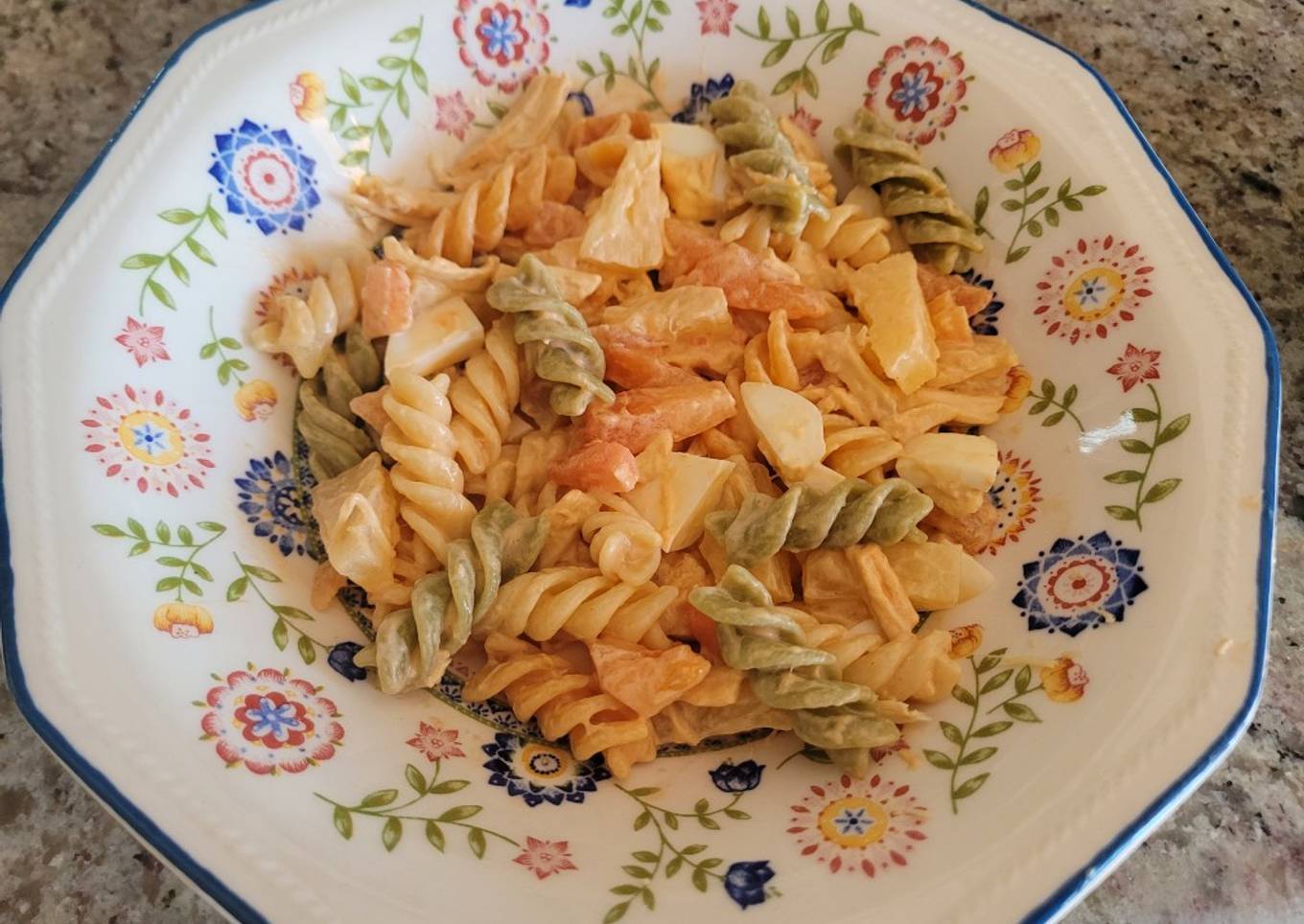 Ensalada de hélices con pollo a l'ast y salsa cocktail