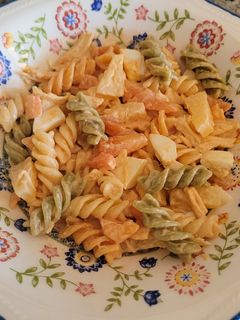 Una foto de Ensalada de hélices con pollo a l'ast y salsa cocktail