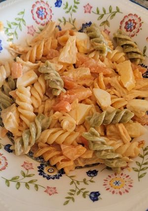 Una foto de Ensalada de hélices con pollo a l'ast y salsa cocktail