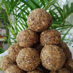 A picture of Peanuts Til ladoo.