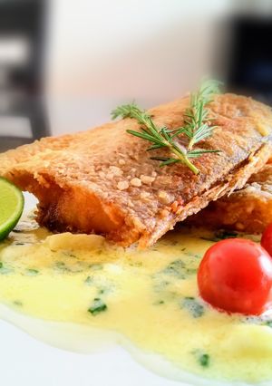 Una foto de Corvina frita Con Salsa Alioli 👍🇵🇪