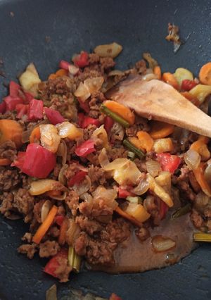 Una foto de Verduras en wok al estilo chino con heura