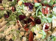 Una foto de ensalada de pollo con apio