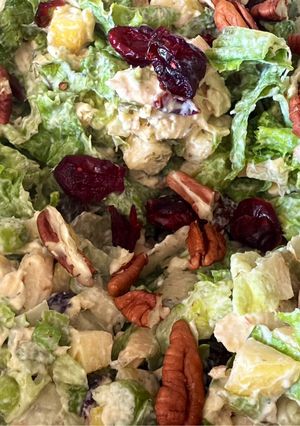 Una foto de Ensalada de manzana con pollo