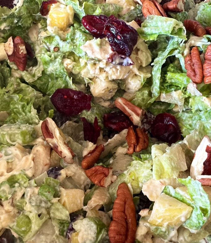 Una foto de Ensalada de manzana con pollo