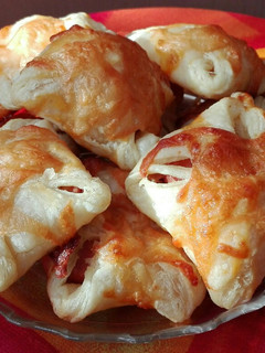 Mustáros virslis táska, leveles tésztából recept fotója