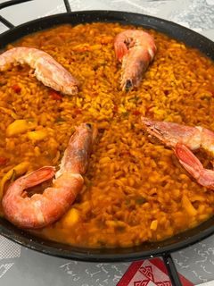 Una foto de Paella con sepia y gambón
