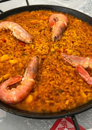 Una foto de Paella con sepia y gambón