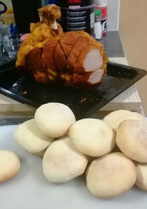 Una foto de Jamón del país con pan casero