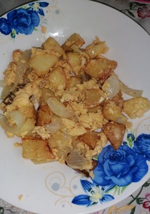 Tojásrántotta hagymával és krumplival recept fotója