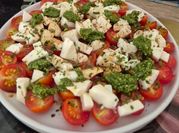 Une photo de mozza tomates cerises