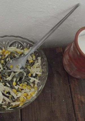 Una foto de Ensalada mexicana de pollo, poblano, elote, cebolla y jocoque las correa