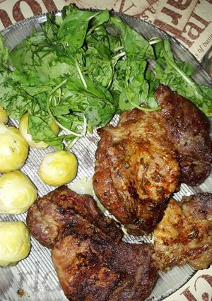 Una foto de Churrasquitos de bondiola con repollitos de Bruselas!!! Almuerzo