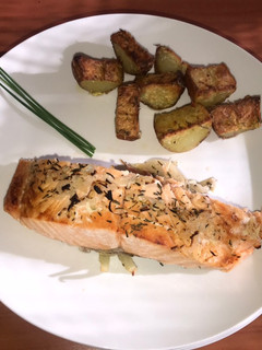 Una foto de Salmón al cristal con papas al romero
