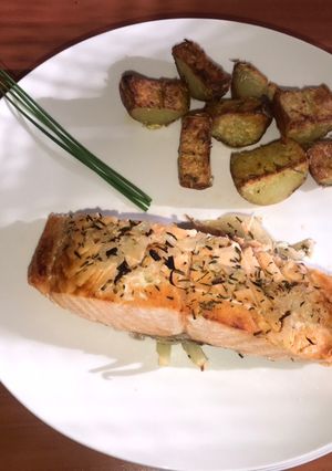 Una foto de Salmón al cristal con papas al romero