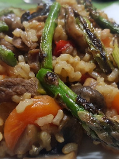Una foto de Arroz integral con verduritas y ternera