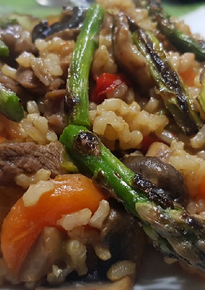 Una foto de Arroz integral con verduritas y ternera