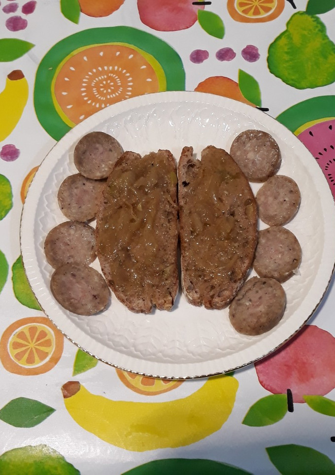 Una foto de Cebolla confitada, pan y baldana blanca. Desayuno de payés (3)