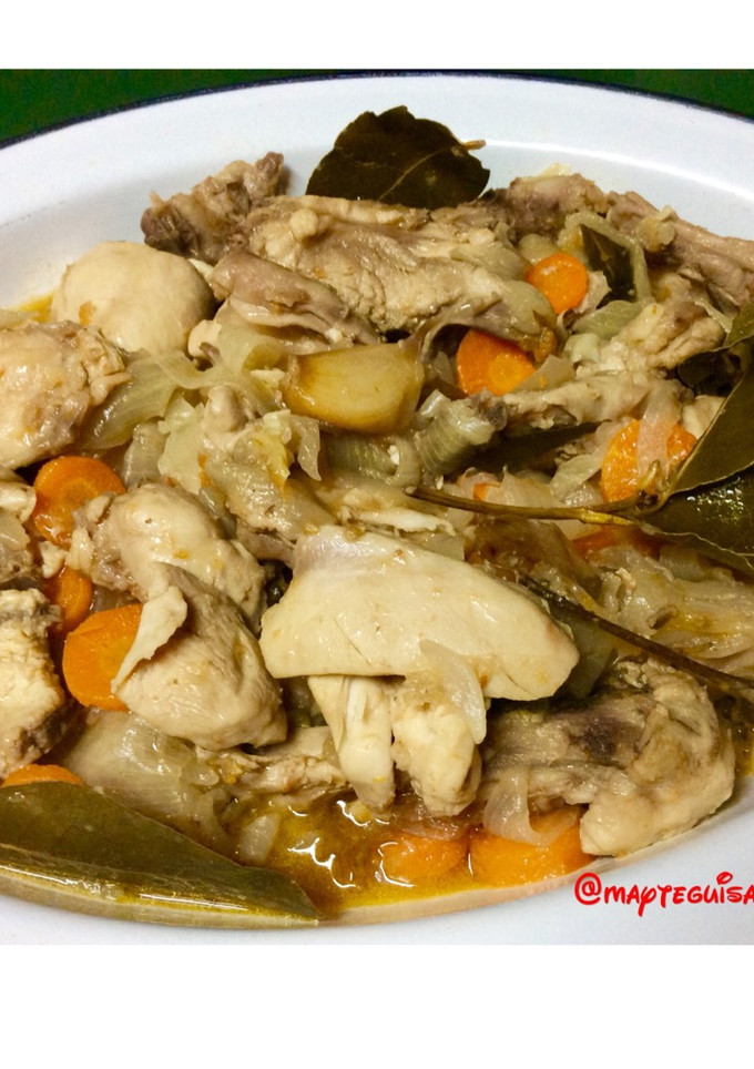 Una foto de Pollo guisado en crudo en su jugo