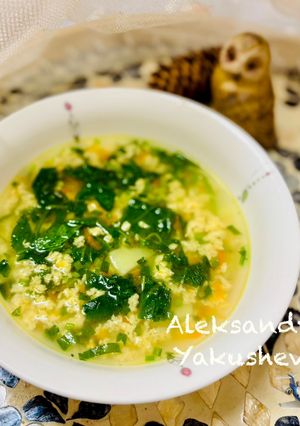 A picture of Egg soup with spinach and wild garlic.