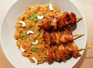 Une photo de Poulet saté & riz coco-cacahuète