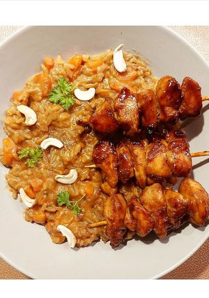 Une photo de Poulet saté & riz coco-cacahuète