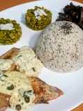 Rouget grillé sauce citronnée au câpres, pois cassés au curcuma, riz et kikurage