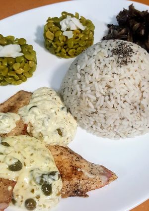 Une photo de Rouget grillé sauce citronnée au câpres, pois cassés au curcuma, riz et kikurage