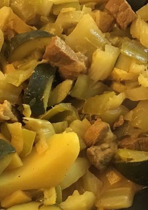Une photo de Sauté de porc aux pommes de terre,légumes et citron confit
