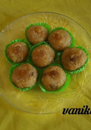 A picture of Apple coconut ladoo.