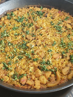 Una foto de Arroz integral con pescado