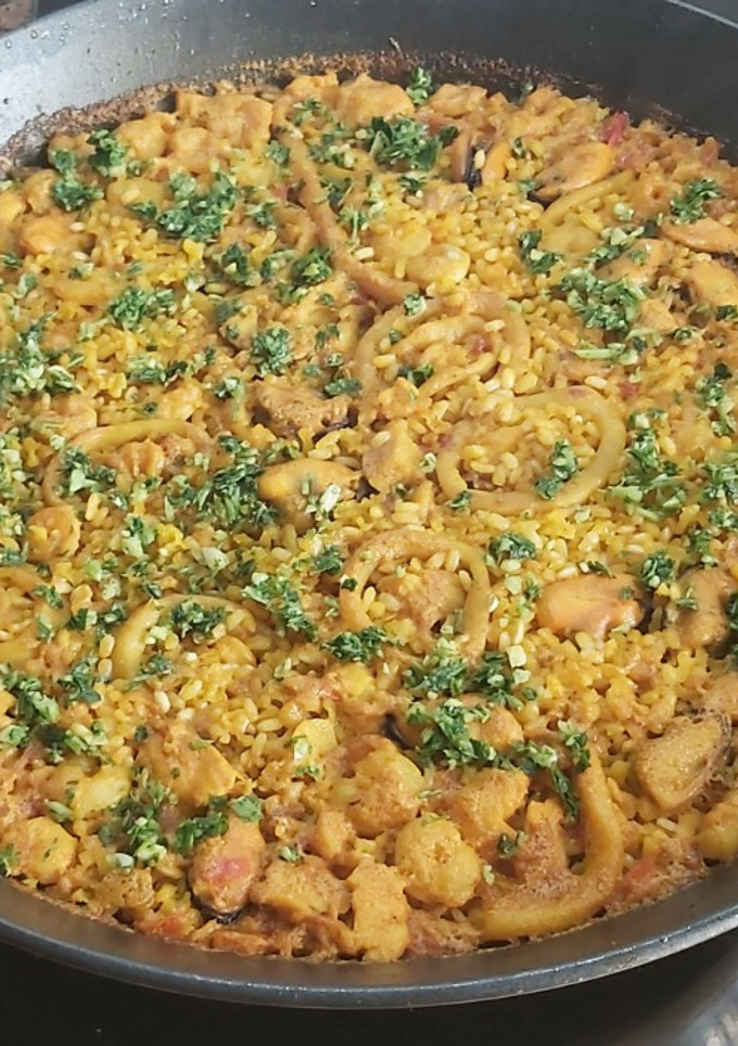 Una foto de Arroz integral con pescado